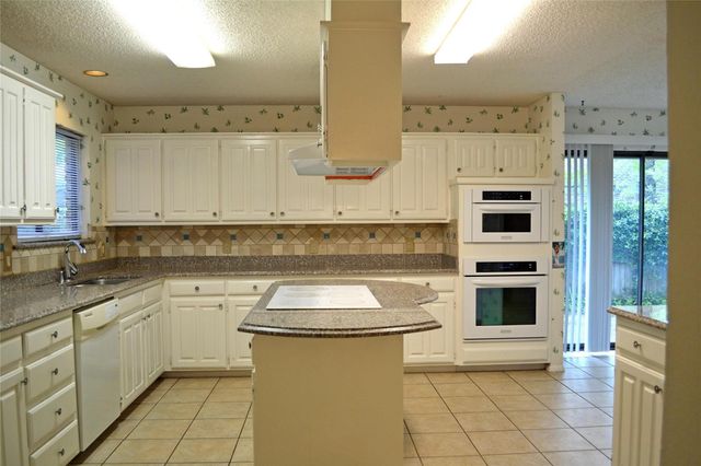 5205 Rustle Leaf Drive, Arlington, TX 76017