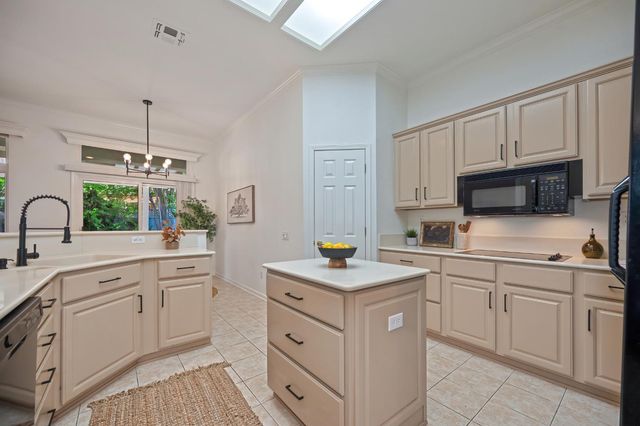 325 Roundhill Ct, Roseville, CA 95747