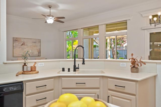 325 Roundhill Ct, Roseville, CA 95747