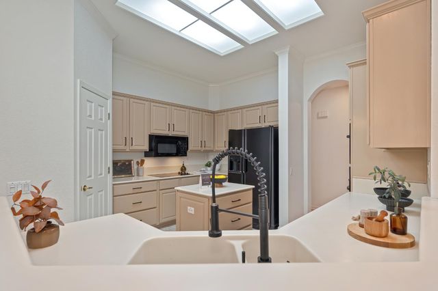 325 Roundhill Ct, Roseville, CA 95747