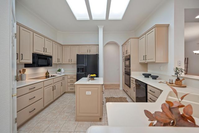 325 Roundhill Ct, Roseville, CA 95747