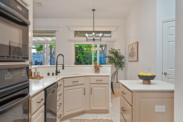 325 Roundhill Ct, Roseville, CA 95747