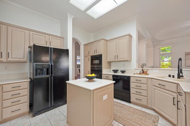 325 Roundhill Ct, Roseville, CA 95747
