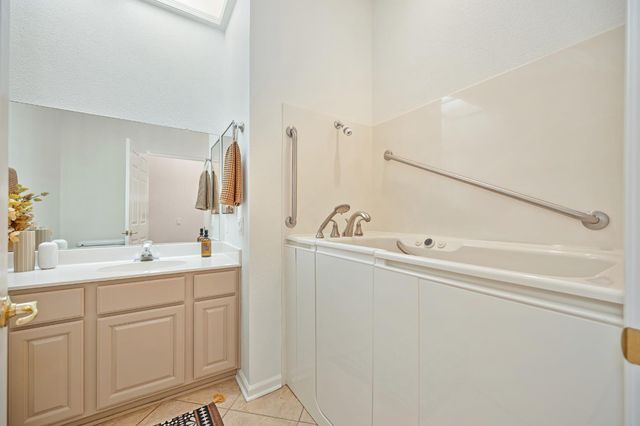 325 Roundhill Ct, Roseville, CA 95747