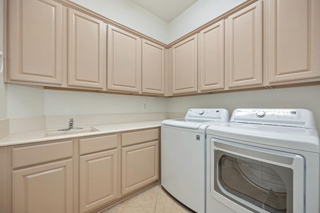 325 Roundhill Ct, Roseville, CA 95747