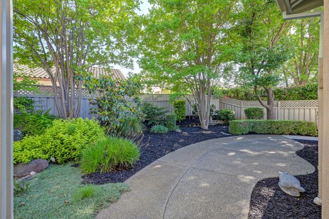 325 Roundhill Ct, Roseville, CA 95747
