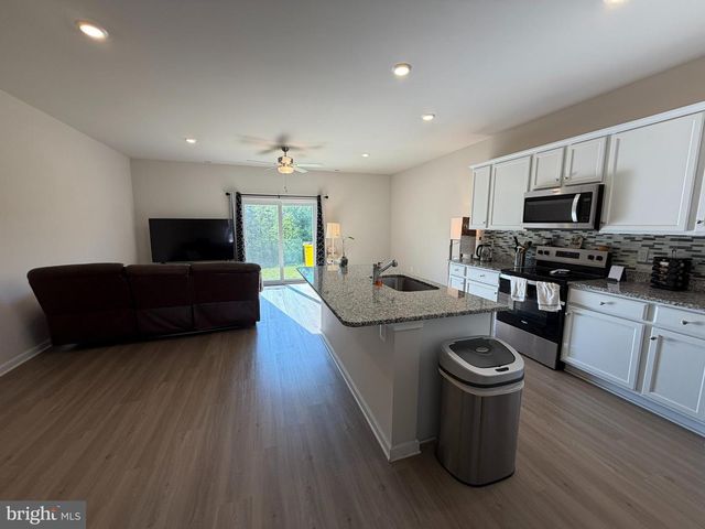 31 BLOOMSBURY ST, Falling Waters, WV 25419