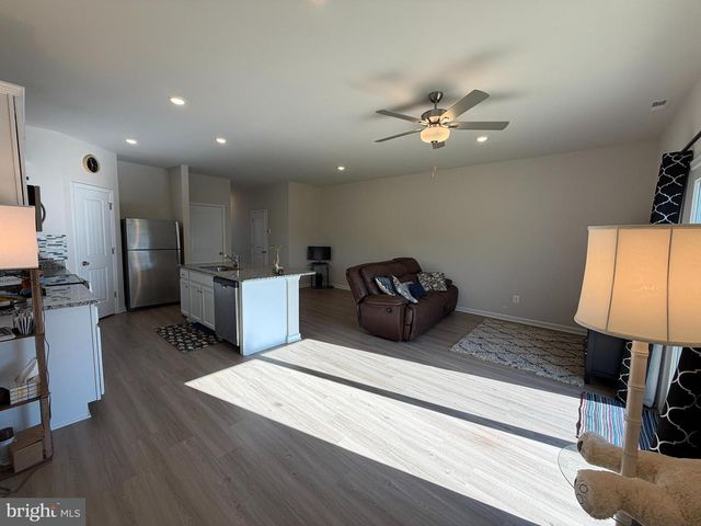31 BLOOMSBURY ST, Falling Waters, WV 25419