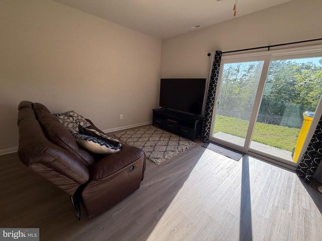 31 BLOOMSBURY ST, Falling Waters, WV 25419