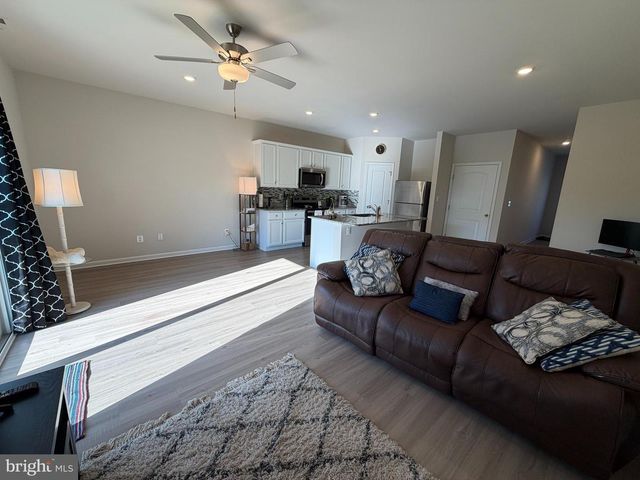 31 BLOOMSBURY ST, Falling Waters, WV 25419