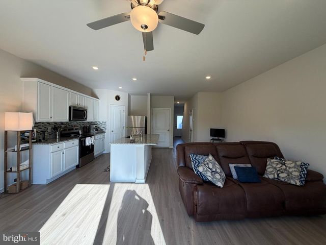 31 BLOOMSBURY ST, Falling Waters, WV 25419