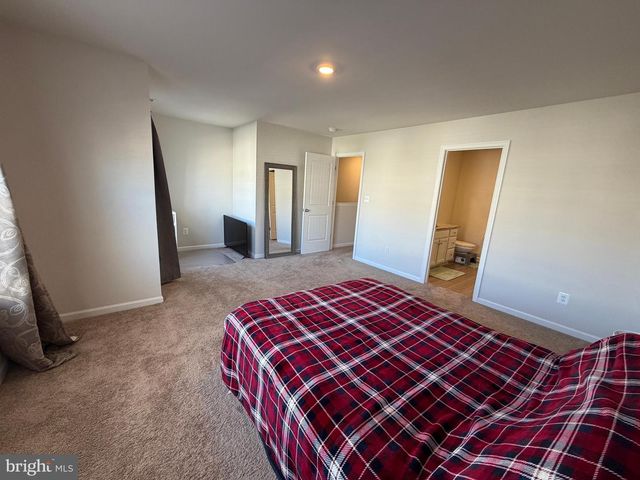 31 BLOOMSBURY ST, Falling Waters, WV 25419