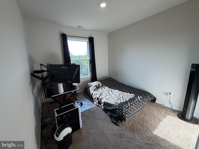31 BLOOMSBURY ST, Falling Waters, WV 25419