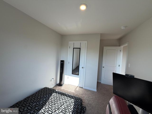 31 BLOOMSBURY ST, Falling Waters, WV 25419