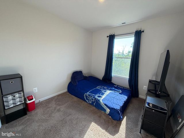 31 BLOOMSBURY ST, Falling Waters, WV 25419