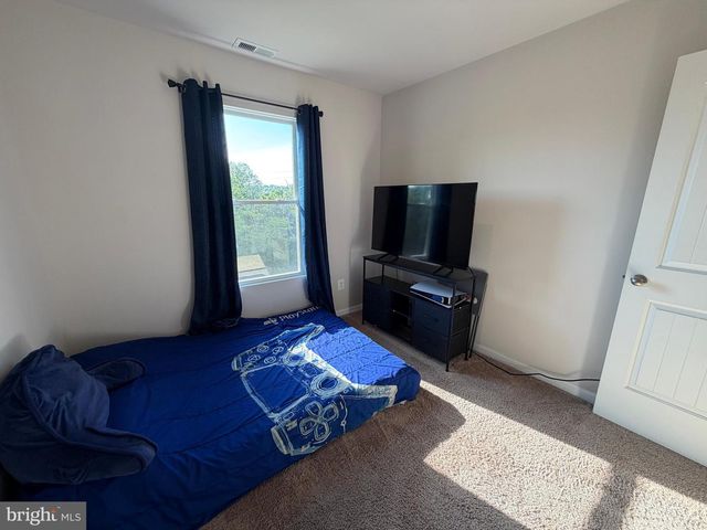 31 BLOOMSBURY ST, Falling Waters, WV 25419