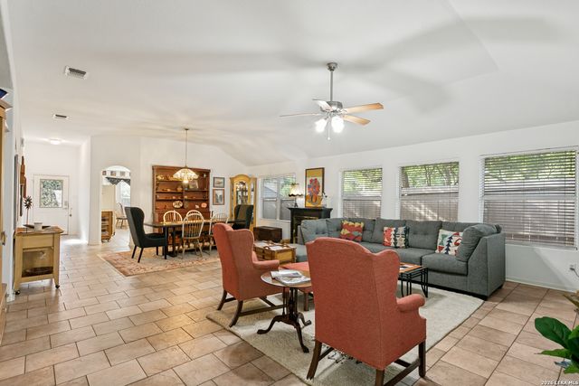 10 OAKWELL FARMS PKWY, San Antonio, TX 78218
