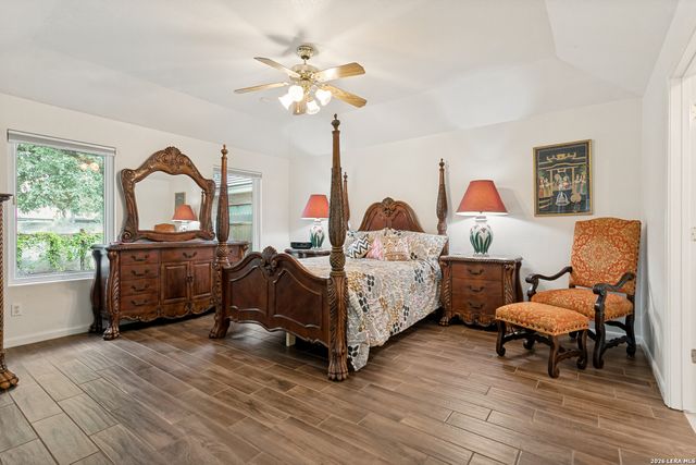 10 OAKWELL FARMS PKWY, San Antonio, TX 78218