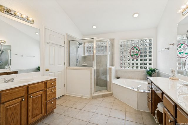 10 OAKWELL FARMS PKWY, San Antonio, TX 78218