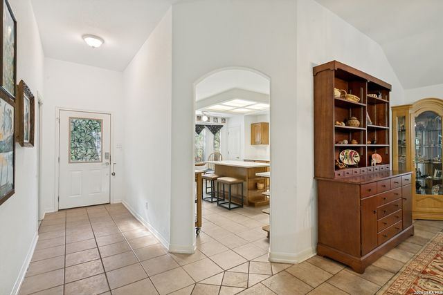 10 OAKWELL FARMS PKWY, San Antonio, TX 78218