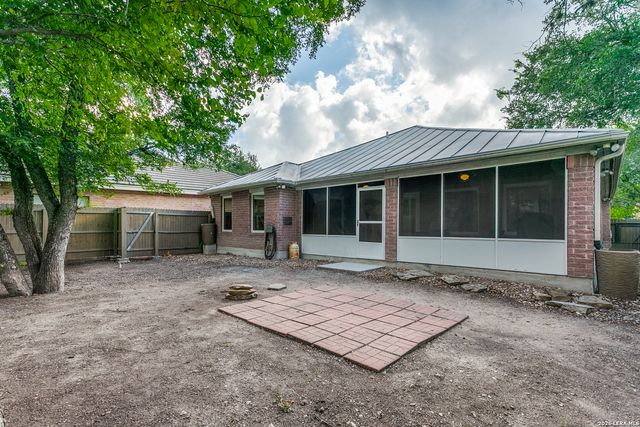 10 OAKWELL FARMS PKWY, San Antonio, TX 78218