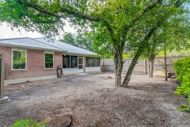 10 OAKWELL FARMS PKWY, San Antonio, TX 78218