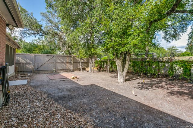 10 OAKWELL FARMS PKWY, San Antonio, TX 78218