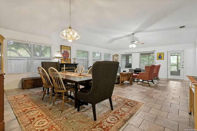 10 OAKWELL FARMS PKWY, San Antonio, TX 78218