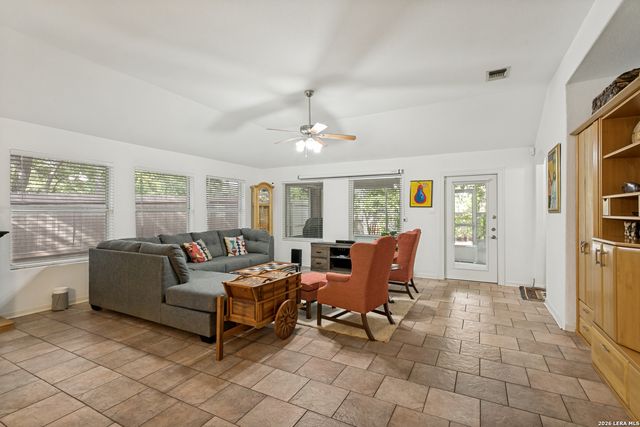 10 OAKWELL FARMS PKWY, San Antonio, TX 78218