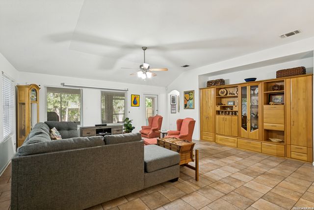 10 OAKWELL FARMS PKWY, San Antonio, TX 78218