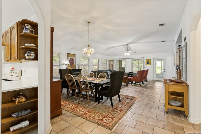 10 OAKWELL FARMS PKWY, San Antonio, TX 78218