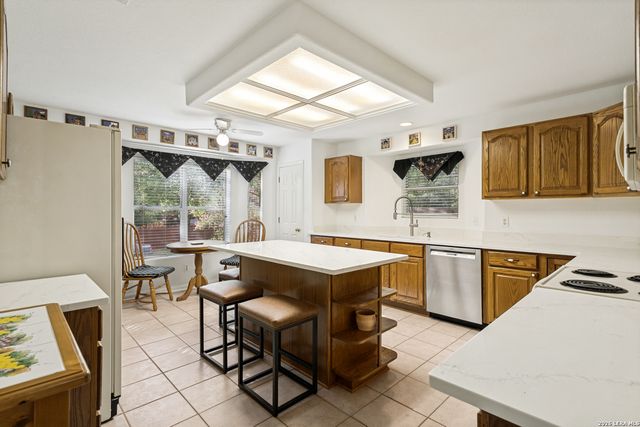 10 OAKWELL FARMS PKWY, San Antonio, TX 78218