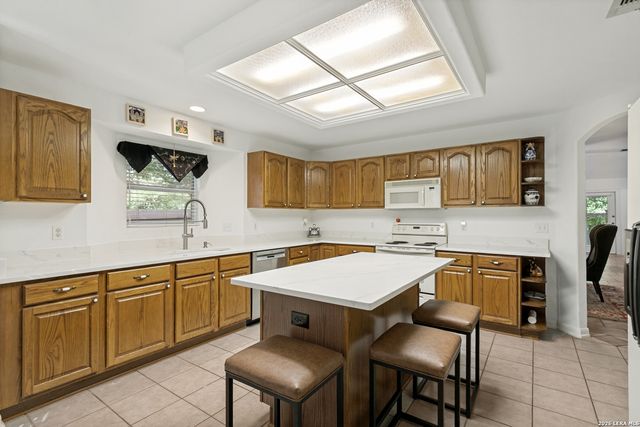 10 OAKWELL FARMS PKWY, San Antonio, TX 78218