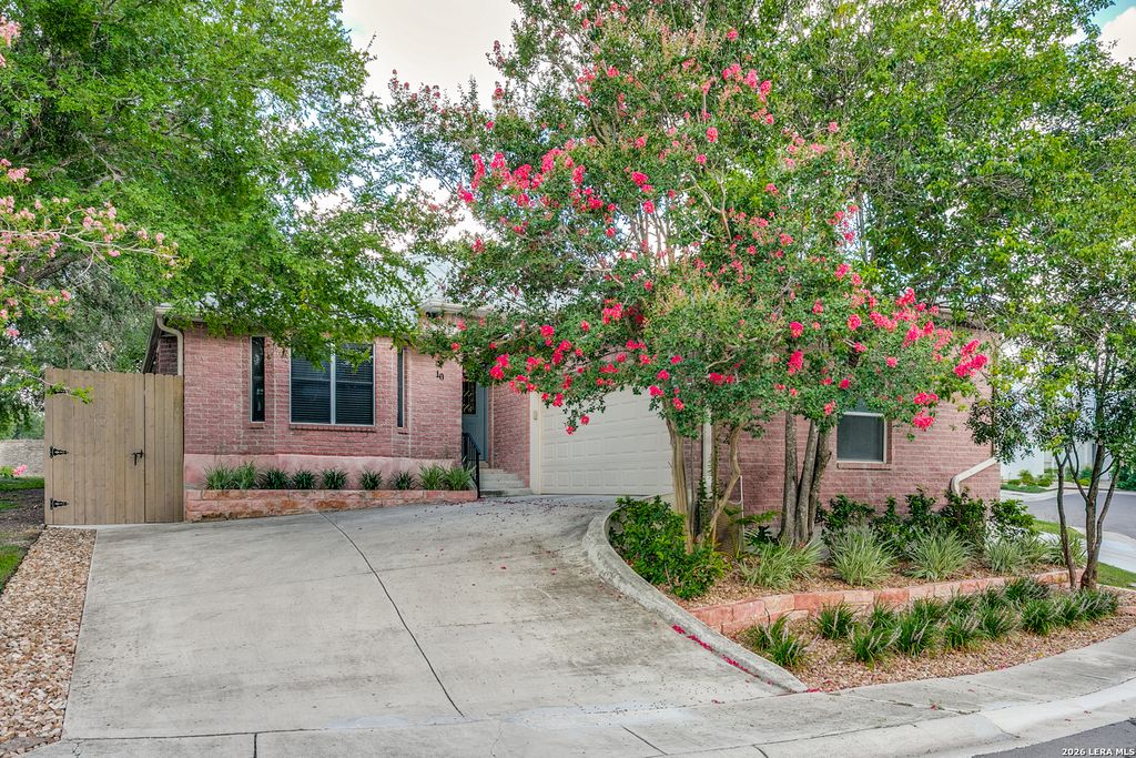 10 OAKWELL FARMS PKWY, San Antonio, TX 78218