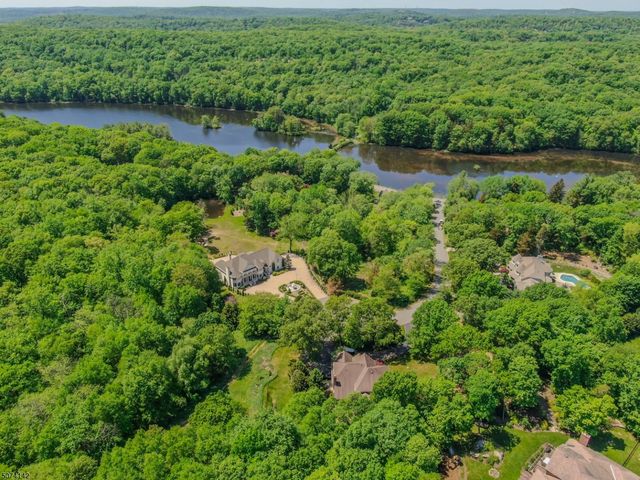 9 Vista Ct, Kinnelon Boro, NJ 07405