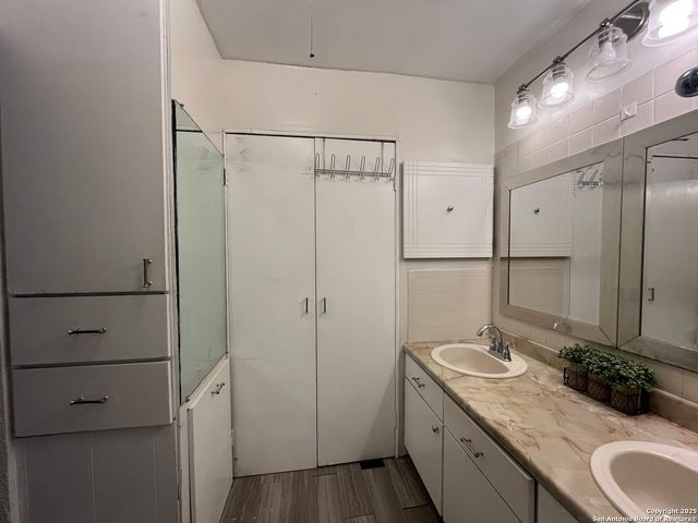 142 HARWOOD DR, San Antonio, TX 78213