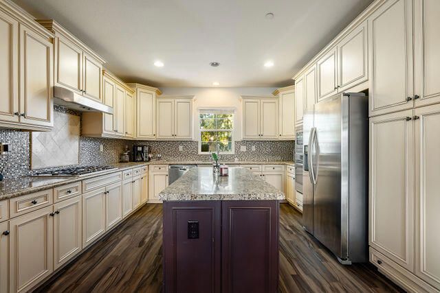 551 Via De La Paz, Palm Desert, CA 92211