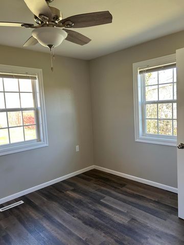 405 W SMITH ST, Sturgeon, MO 65284