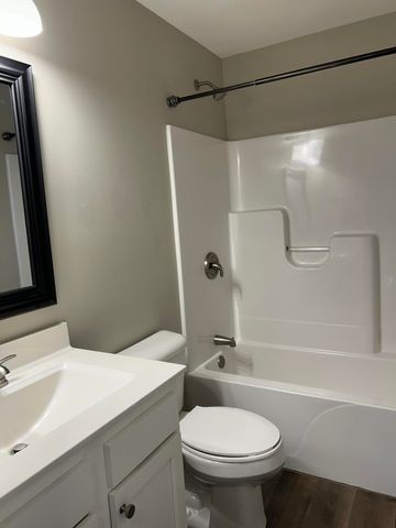 405 W SMITH ST, Sturgeon, MO 65284