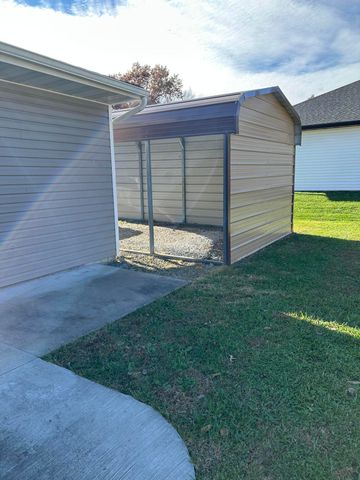 405 W SMITH ST, Sturgeon, MO 65284