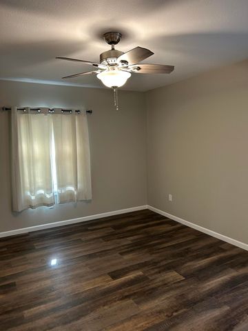 405 W SMITH ST, Sturgeon, MO 65284