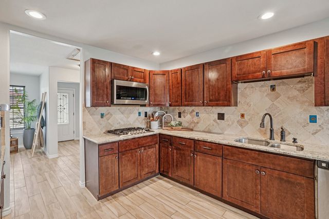 718 County Road 232, Collinsville, TX 76233