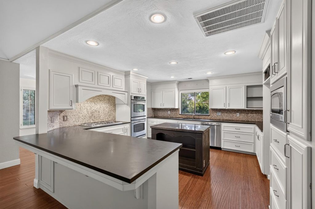 Image 11 of property listing at 708 Chateau Place, Madera, CA 93637