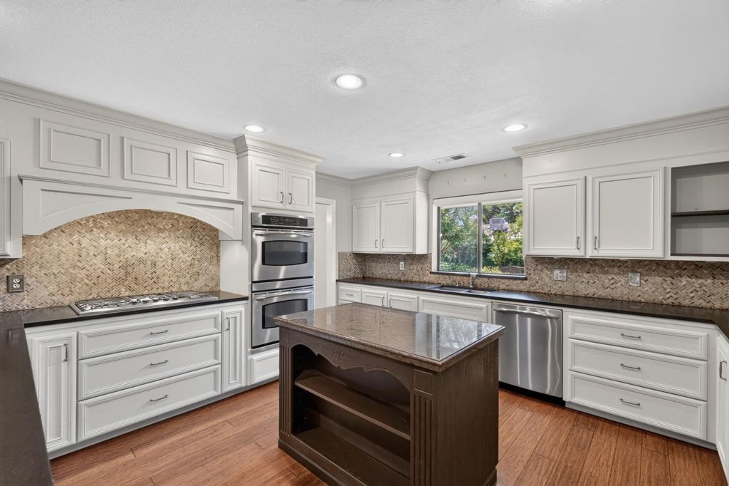 Image 12 of property listing at 708 Chateau Place, Madera, CA 93637