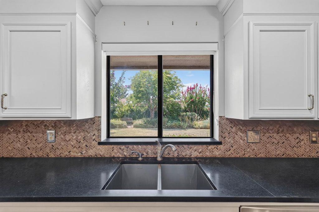 Image 14 of property listing at 708 Chateau Place, Madera, CA 93637