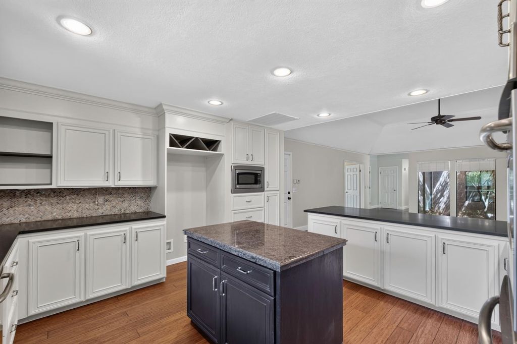 Image 15 of property listing at 708 Chateau Place, Madera, CA 93637