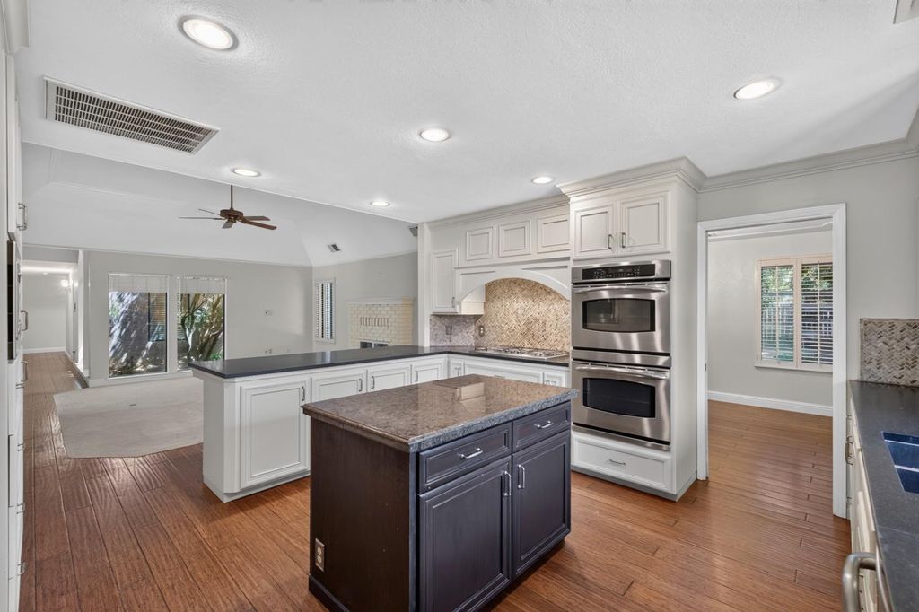 Image 16 of property listing at 708 Chateau Place, Madera, CA 93637