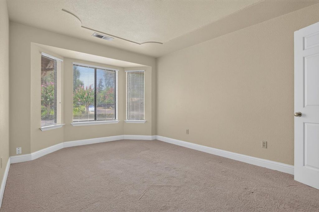 Image 17 of property listing at 708 Chateau Place, Madera, CA 93637