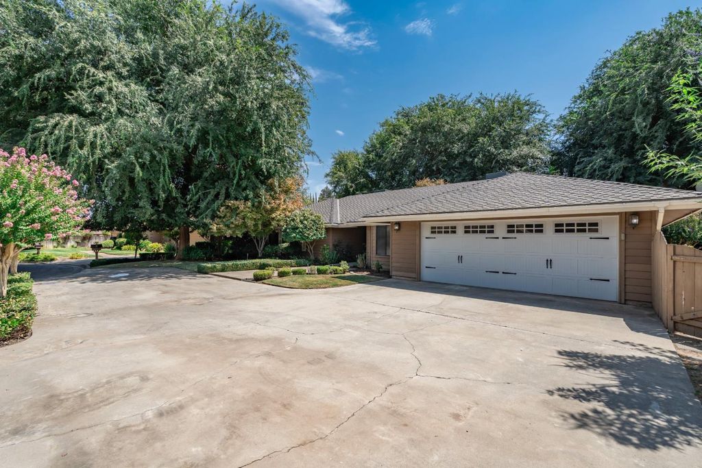 Image 2 of property listing at 708 Chateau Place, Madera, CA 93637