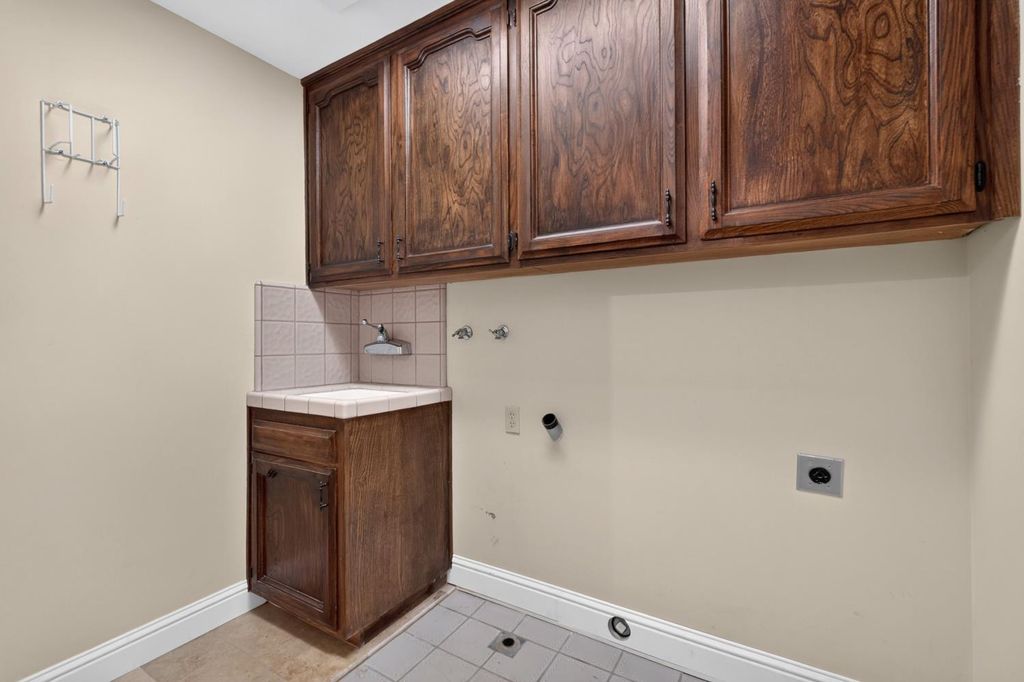 Image 23 of property listing at 708 Chateau Place, Madera, CA 93637